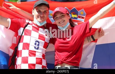 Vor dem Spiel der UEFA Euro 2020 Championship Group D zwischen England und Kroatien am 13. Juni 2021 in London, Großbritannien, werden kroatische Fußballfans im Wembley-Stadion gesehen. Foto: Luka Stanzl/PIXSELL Stockfoto