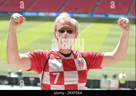 Vor dem Spiel der UEFA Euro 2020 Championship Group D zwischen England und Kroatien am 13. Juni 2021 in London, Großbritannien, werden kroatische Fußballfans im Wembley-Stadion gesehen. Foto: Goran Stanzl/PIXSELL Stockfoto