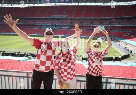 Vor dem Spiel der UEFA Euro 2020 Championship Group D zwischen England und Kroatien am 13. Juni 2021 in London, Großbritannien, werden kroatische Fußballfans im Wembley-Stadion gesehen. Foto: Goran Stanzl/PIXSELL Stockfoto