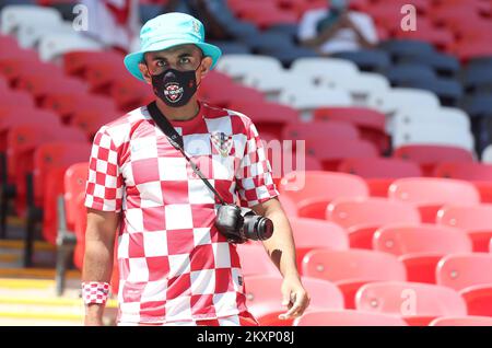 Vor dem Spiel der UEFA Euro 2020 Championship Group D zwischen England und Kroatien am 13. Juni 2021 in London, Großbritannien, werden kroatische Fußballfans im Wembley-Stadion gesehen. Foto: Luka Stanzl/PIXSELL Stockfoto