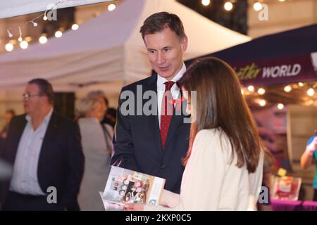 Jeremy Hunt, Schatzkanzler, kommt aus dem nichts 11, um sich mit Stallholder auf dem Downing Street Festive Showcase, London, Großbritannien, zu unterhalten Stockfoto