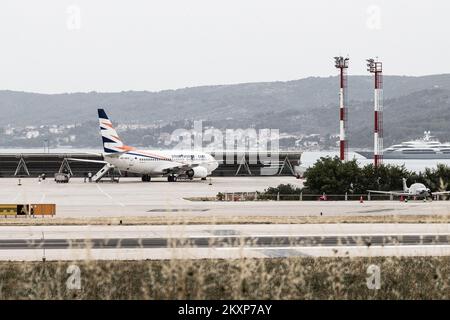 Ein Passagierflugzeug der SmartWings Boeing 737-7Q8, das von Prag nach Split fliegt, landete heute am Flughafen Split aufgrund einer Bombenwarnung in Split Kroatien am 25. Juni 2021. Der Bericht über die Bombe kam, als das Flugzeug in den kroatischen Luftraum eintrat. Foto: Milan Sabic/PIXSELL Stockfoto