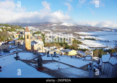 Rivisondoli (AQ) - Blick auf das charakteristische verschneite Bergdorf - Abruzzen - Italien Stockfoto