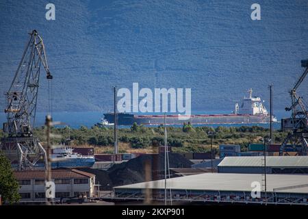 Massengutfrachter Leviathan traf am 26. Juni 2021 im Hafen von Ploce in Ploce, Kroatien, ein. Leviathan ist ein Massengutfrachter, der 2014 (vor 7 Jahren) gebaut wurde und unter der Flagge von Marshall is fährt. itâ€™s Tragfähigkeit beträgt 182421 t DWT und ihr aktueller Tiefgang beträgt 17,3 Meter. Ihre Gesamtlänge (LOA) beträgt 292 Meter und ihre Breite 45 Meter. Es ist das größte Massengutschiff, das je in den Hafen von Ploce Photo eingelaufen ist: Grgo Jelavic/PIXSELL Stockfoto