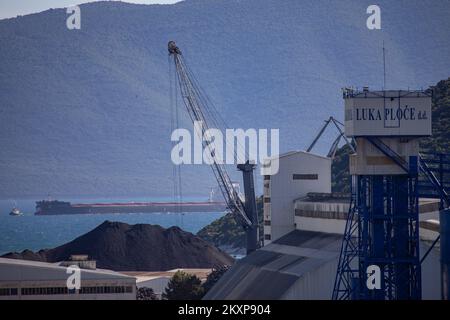 Massengutfrachter Leviathan traf am 26. Juni 2021 im Hafen von Ploce in Ploce, Kroatien, ein. Leviathan ist ein Massengutfrachter, der 2014 (vor 7 Jahren) gebaut wurde und unter der Flagge von Marshall is fährt. itâ€™s Tragfähigkeit beträgt 182421 t DWT und ihr aktueller Tiefgang beträgt 17,3 Meter. Ihre Gesamtlänge (LOA) beträgt 292 Meter und ihre Breite 45 Meter. Es ist das größte Massengutschiff, das je in den Hafen von Ploce Photo eingelaufen ist: Grgo Jelavic/PIXSELL Stockfoto