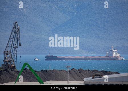 Massengutfrachter Leviathan traf am 26. Juni 2021 im Hafen von Ploce in Ploce, Kroatien, ein. Leviathan ist ein Massengutfrachter, der 2014 (vor 7 Jahren) gebaut wurde und unter der Flagge von Marshall is fährt. itâ€™s Tragfähigkeit beträgt 182421 t DWT und ihr aktueller Tiefgang beträgt 17,3 Meter. Ihre Gesamtlänge (LOA) beträgt 292 Meter und ihre Breite 45 Meter. Es ist das größte Massengutschiff, das je in den Hafen von Ploce Photo eingelaufen ist: Grgo Jelavic/PIXSELL Stockfoto