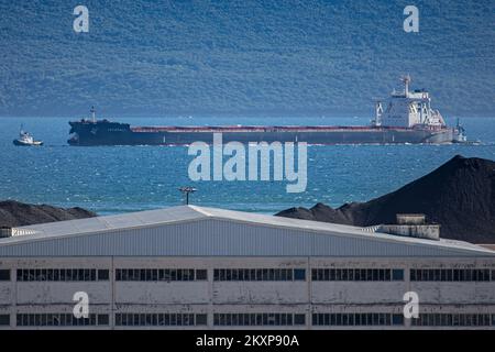 Massengutfrachter Leviathan traf am 26. Juni 2021 im Hafen von Ploce in Ploce, Kroatien, ein. Leviathan ist ein Massengutfrachter, der 2014 (vor 7 Jahren) gebaut wurde und unter der Flagge von Marshall is fährt. itâ€™s Tragfähigkeit beträgt 182421 t DWT und ihr aktueller Tiefgang beträgt 17,3 Meter. Ihre Gesamtlänge (LOA) beträgt 292 Meter und ihre Breite 45 Meter. Es ist das größte Massengutschiff, das je in den Hafen von Ploce Photo eingelaufen ist: Grgo Jelavic/PIXSELL Stockfoto