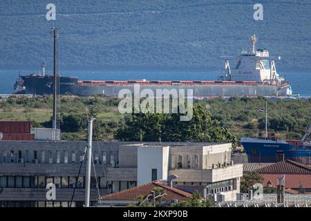 Massengutfrachter Leviathan traf am 26. Juni 2021 im Hafen von Ploce in Ploce, Kroatien, ein. Leviathan ist ein Massengutfrachter, der 2014 (vor 7 Jahren) gebaut wurde und unter der Flagge von Marshall is fährt. itâ€™s Tragfähigkeit beträgt 182421 t DWT und ihr aktueller Tiefgang beträgt 17,3 Meter. Ihre Gesamtlänge (LOA) beträgt 292 Meter und ihre Breite 45 Meter. Es ist das größte Massengutschiff, das je in den Hafen von Ploce Photo eingelaufen ist: Grgo Jelavic/PIXSELL Stockfoto