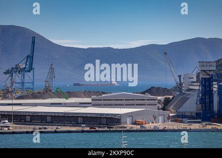 Massengutfrachter Leviathan traf am 26. Juni 2021 im Hafen von Ploce in Ploce, Kroatien, ein. Leviathan ist ein Massengutfrachter, der 2014 (vor 7 Jahren) gebaut wurde und unter der Flagge von Marshall is fährt. itâ€™s Tragfähigkeit beträgt 182421 t DWT und ihr aktueller Tiefgang beträgt 17,3 Meter. Ihre Gesamtlänge (LOA) beträgt 292 Meter und ihre Breite 45 Meter. Es ist das größte Massengutschiff, das je in den Hafen von Ploce Photo eingelaufen ist: Grgo Jelavic/PIXSELL Stockfoto