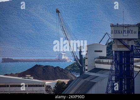 Massengutfrachter Leviathan traf am 26. Juni 2021 im Hafen von Ploce in Ploce, Kroatien, ein. Leviathan ist ein Massengutfrachter, der 2014 (vor 7 Jahren) gebaut wurde und unter der Flagge von Marshall is fährt. itâ€™s Tragfähigkeit beträgt 182421 t DWT und ihr aktueller Tiefgang beträgt 17,3 Meter. Ihre Gesamtlänge (LOA) beträgt 292 Meter und ihre Breite 45 Meter. Es ist das größte Massengutschiff, das je in den Hafen von Ploce Photo eingelaufen ist: Grgo Jelavic/PIXSELL Stockfoto