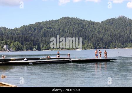 27.06.2021., Lokve - Besucher genießen den Swimmingpool und Picknickbereich am Lokvarsko-See in Gorski Kotar. Foto: Goran Kovacic/PIXSELL Stockfoto