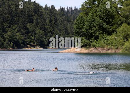 27.06.2021., Lokve - Besucher genießen den Swimmingpool und Picknickbereich am Lokvarsko-See in Gorski Kotar. Foto: Goran Kovacic/PIXSELL Stockfoto