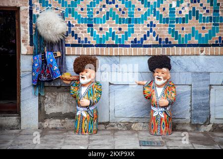 Keramikfiguren Usbekischer alter Männer in traditioneller Kleidung. Usbekistan. Stockfoto