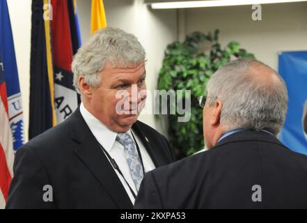 Denton, Texas, 8. Februar 2012 Stellvertretender Administrator der FEMA Rich Serino spricht mit Ken Clark, Direktor der Regionn VI Response Division, im Anschluss an eine Mitarbeiterversammlung in den regionalen Büros der FEMA Region VI. .. Fotos zu Katastrophen- und Notfallmanagementprogrammen, Aktivitäten und Beamten Stockfoto