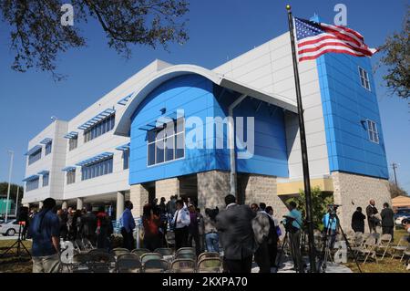 New Orleans, La., 7. Februar 2012 die Stadt New Orleans feierte die Eröffnung der neuen Polizeistation des 7.. Bezirks mit einer Zeremonie zum Schneiden des Bandes. Chief Ronal Serpas, New Orleans Police Department Superintendent, ist sich der Bedeutung der neuen Einrichtung und ihrer Bedeutung für die Strafverfolgung in New Orleans East bewusst. Die FEMA hat für die erhöhte Polizeistation öffentliche Unterstützung in Höhe von $3,3 Millionen US-Dollar bereitgestellt. Ryan Mast/FEMA. Louisiana Hurrikan Katrina. Fotos zu Katastrophen- und Notfallmanagementprogrammen, Aktivitäten und Beamten Stockfoto