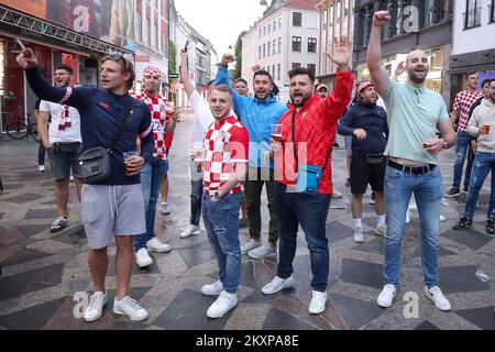 Kroatische Fans in fröhlicher Stimmung im Stadtzentrum vor dem morgigen Spiel , in Kopenhagen , Dänemark, am 27. Juni 2021. Kroatien wird in der EURO-2020-Runde 16 in Kopenhagen gegen Spanien spielen. Foto: Goran Stanzl/PIXSELL Stockfoto