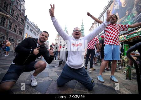 Kroatische Fans in fröhlicher Stimmung im Stadtzentrum vor dem morgigen Spiel , in Kopenhagen , Dänemark, am 27. Juni 2021. Kroatien wird in der EURO-2020-Runde 16 in Kopenhagen gegen Spanien spielen. Foto: Goran Stanzl/PIXSELL Stockfoto