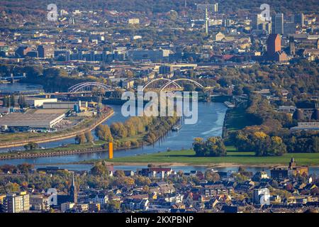 Aus der Vogelperspektive, Mündung der Ruhr in den Rhein, Skulptur Rheinorange im Vordergrund, Allee mit Bäumen auf dem Gleishof Pontwert, Mercatorinsel, Kaßlerf Stockfoto