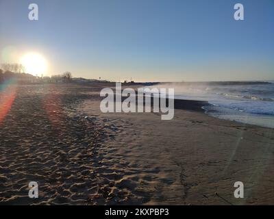 Die wunderschöne Lichtshow zwischen Meer und Sonne bei Sonnenaufgang an der Küste der toskana Stockfoto