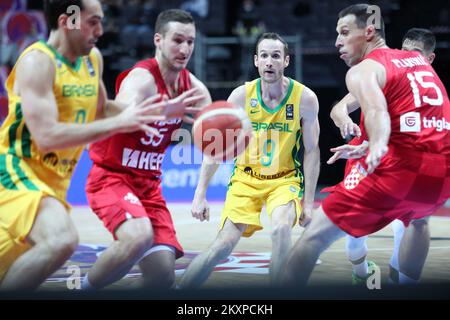 SPLIT, KROATIEN - JUNI 30: Brasilianische Marcelinho Huertas sieht den Spielern beim FIBA-Qualifikationsturnier 2020 zwischen Brasilien und Kroatien in der Spaladium Arena am 30. Juni 2021 in Split, Kroatien, beim Kampf um den Ball zu. Foto: Ivo Cagalj/PIXSELL Stockfoto