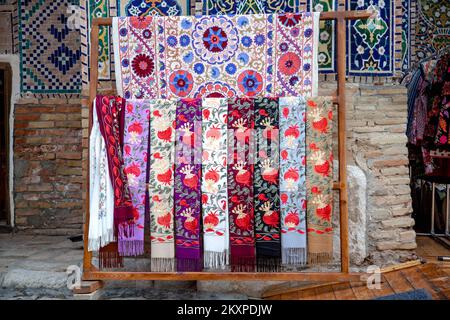 Usbekische traditionelle Kleidung und andere farbenfrohe Souvenirs, Taschkent, Usbekistan. Stockfoto