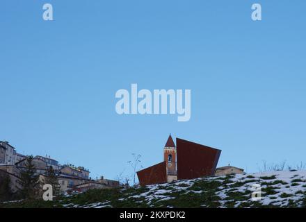 Rivisondoli (AQ) - Blick auf das charakteristische verschneite Bergdorf - Abruzzen - Italien Stockfoto