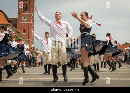 Am 04. Juli nehmen Besucher am Festival Dakovacki vezovi (Dakovo Stickerei) am Strossmayer-Platz in Djakovo, Kroatien, Teil. Juli. Dakovacki vezovi wurde 1967 anlässlich des internationalen Tourismusjahres gegründet. Es gilt als eine der wichtigsten kulturellen Veranstaltungen in ganz Slawonien. Foto: Dubravka Petric/PIXSELL Stockfoto