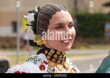 Am 04. Juli nehmen Besucher am Festival Dakovacki vezovi (Dakovo Stickerei) am Strossmayer-Platz in Djakovo, Kroatien, Teil. Juli. Dakovacki vezovi wurde 1967 anlässlich des internationalen Tourismusjahres gegründet. Es gilt als eine der wichtigsten kulturellen Veranstaltungen in ganz Slawonien. Foto: Dubravka Petric/PIXSELL Stockfoto