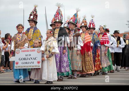 Am 04. Juli nehmen Besucher am Festival Dakovacki vezovi (Dakovo Stickerei) am Strossmayer-Platz in Djakovo, Kroatien, Teil. Juli. Dakovacki vezovi wurde 1967 anlässlich des internationalen Tourismusjahres gegründet. Es gilt als eine der wichtigsten kulturellen Veranstaltungen in ganz Slawonien. Foto: Dubravka Petric/PIXSELL Stockfoto