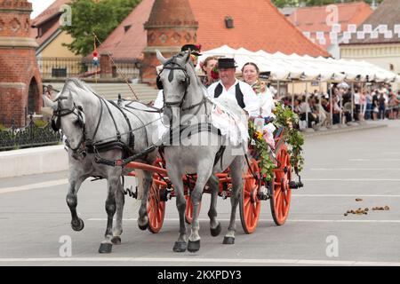 Am 04. Juli nehmen Besucher am Festival Dakovacki vezovi (Dakovo Stickerei) am Strossmayer-Platz in Djakovo, Kroatien, Teil. Juli. Dakovacki vezovi wurde 1967 anlässlich des internationalen Tourismusjahres gegründet. Es gilt als eine der wichtigsten kulturellen Veranstaltungen in ganz Slawonien. Foto: Dubravka Petric/PIXSELL Stockfoto