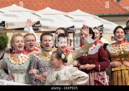 Am 04. Juli nehmen Besucher am Festival Dakovacki vezovi (Dakovo Stickerei) am Strossmayer-Platz in Djakovo, Kroatien, Teil. Juli. Dakovacki vezovi wurde 1967 anlässlich des internationalen Tourismusjahres gegründet. Es gilt als eine der wichtigsten kulturellen Veranstaltungen in ganz Slawonien. Foto: Dubravka Petric/PIXSELL Stockfoto