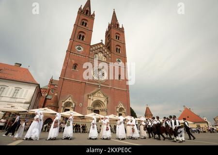 Am 04. Juli nehmen Besucher am Festival Dakovacki vezovi (Dakovo Stickerei) am Strossmayer-Platz in Djakovo, Kroatien, Teil. Juli. Dakovacki vezovi wurde 1967 anlässlich des internationalen Tourismusjahres gegründet. Es gilt als eine der wichtigsten kulturellen Veranstaltungen in ganz Slawonien. Foto: Dubravka Petric/PIXSELL Stockfoto