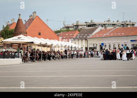 Am 04. Juli nehmen Besucher am Festival Dakovacki vezovi (Dakovo Stickerei) am Strossmayer-Platz in Djakovo, Kroatien, Teil. Juli. Dakovacki vezovi wurde 1967 anlässlich des internationalen Tourismusjahres gegründet. Es gilt als eine der wichtigsten kulturellen Veranstaltungen in ganz Slawonien. Foto: Dubravka Petric/PIXSELL Stockfoto