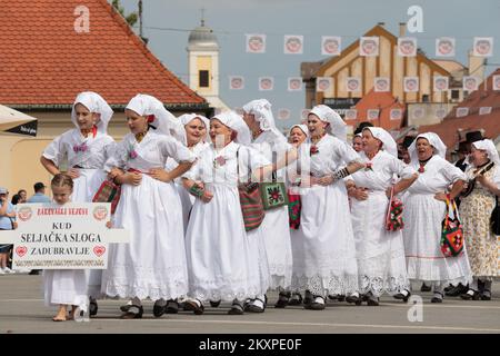 Am 04. Juli nehmen Besucher am Festival Dakovacki vezovi (Dakovo Stickerei) am Strossmayer-Platz in Djakovo, Kroatien, Teil. Juli. Dakovacki vezovi wurde 1967 anlässlich des internationalen Tourismusjahres gegründet. Es gilt als eine der wichtigsten kulturellen Veranstaltungen in ganz Slawonien. Foto: Dubravka Petric/PIXSELL Stockfoto