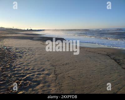 Die wunderschöne Lichtshow zwischen Meer und Sonne bei Sonnenaufgang an der Küste der toskana Stockfoto