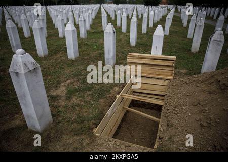 Die Ausgrabung des Friedhofs, auf dem die Überreste von 19 Opfern des Völkermords von Srebrenica abgesenkt werden, wurde im Srebrenica-Potocari Memorial Center abgeschlossen. Die Opfer werden auf der kollektiven Beerdigung am 11. Juli dieses Jahres begraben, in Potocari, Bosnien und Herzegowina, am 09. Juli 2021. Foto: Armin Durgut/PIXSELL Stockfoto