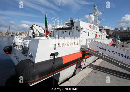 Das Schiff Natale de Grazia liegt in einem Hafen. Das Generalkonsulat der Republik Italien in Rijeka organisierte eine Tour durch das hochmoderne italienische Küstenschiff „Natale de Grazia“, das am Boduli Riva vor Anker lag. Der Kapitän des Schiffes, Massimiliano Quinto, begrüßte die ersten Besucher - Gesandte der Stadt, des Bezirks und des italienischen Konsulats. Am 15. Juli 2021 in Rijeka, Kroatien. Foto: Goran Kovacic/PIXSELL Stockfoto