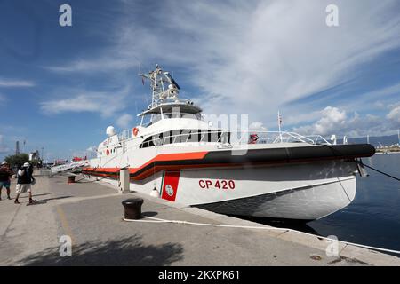 Das Schiff Natale de Grazia liegt in einem Hafen. Das Generalkonsulat der Republik Italien in Rijeka organisierte eine Tour durch das hochmoderne italienische Küstenschiff „Natale de Grazia“, das am Boduli Riva vor Anker lag. Der Kapitän des Schiffes, Massimiliano Quinto, begrüßte die ersten Besucher - Gesandte der Stadt, des Bezirks und des italienischen Konsulats. Am 15. Juli 2021 in Rijeka, Kroatien. Foto: Goran Kovacic/PIXSELL Stockfoto