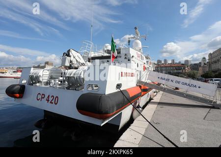 Das Schiff Natale de Grazia liegt in einem Hafen. Das Generalkonsulat der Republik Italien in Rijeka organisierte eine Tour durch das hochmoderne italienische Küstenschiff „Natale de Grazia“, das am Boduli Riva vor Anker lag. Der Kapitän des Schiffes, Massimiliano Quinto, begrüßte die ersten Besucher - Gesandte der Stadt, des Bezirks und des italienischen Konsulats. Am 15. Juli 2021 in Rijeka, Kroatien. Foto: Goran Kovacic/PIXSELL Stockfoto