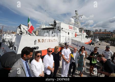 Das Schiff Natale de Grazia liegt in einem Hafen. Das Generalkonsulat der Republik Italien in Rijeka organisierte eine Tour durch das hochmoderne italienische Küstenschiff „Natale de Grazia“, das am Boduli Riva vor Anker lag. Der Kapitän des Schiffes, Massimiliano Quinto, begrüßte die ersten Besucher - Gesandte der Stadt, des Bezirks und des italienischen Konsulats. Am 15. Juli 2021 in Rijeka, Kroatien. Foto: Goran Kovacic/PIXSELL Stockfoto