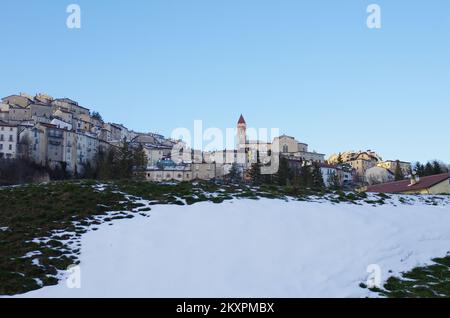 Rivisondoli (AQ) - Blick auf das charakteristische verschneite Bergdorf - Abruzzen - Italien Stockfoto