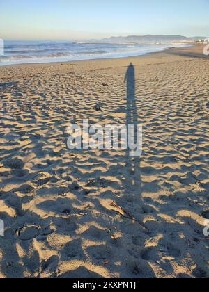 Die wunderschöne Lichtshow zwischen Meer und Sonne bei Sonnenaufgang an der Küste der toskana Stockfoto