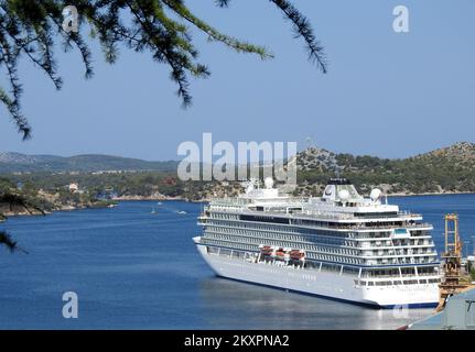 Der 228 Meter lange norwegische Kreuzer Viking Venus segelte am 21. Juli 2021 in den Hafen von Sibenik. Das ist der erste große Kreuzer, der in dieser Saison nach Sibenik segelt. Foto: Dusko Jaramaz/PIXSELL Stockfoto