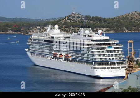 Der 228 Meter lange norwegische Kreuzer Viking Venus segelte am 21. Juli 2021 in den Hafen von Sibenik. Das ist der erste große Kreuzer, der in dieser Saison nach Sibenik segelt. Foto: Dusko Jaramaz/PIXSELL Stockfoto