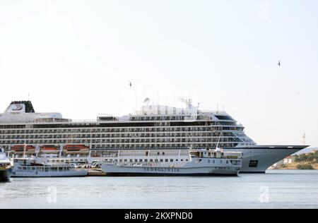 Der 228 Meter lange norwegische Kreuzer Viking Venus segelte am 21. Juli 2021 in den Hafen von Sibenik. Das ist der erste große Kreuzer, der in dieser Saison nach Sibenik segelt. Foto: Dusko Jaramaz/PIXSELL Stockfoto