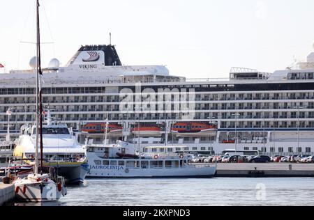 Der 228 Meter lange norwegische Kreuzer Viking Venus segelte am 21. Juli 2021 in den Hafen von Sibenik. Das ist der erste große Kreuzer, der in dieser Saison nach Sibenik segelt. Foto: Dusko Jaramaz/PIXSELL Stockfoto