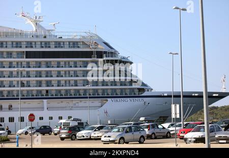 Der 228 Meter lange norwegische Kreuzer Viking Venus segelte am 21. Juli 2021 in den Hafen von Sibenik. Das ist der erste große Kreuzer, der in dieser Saison nach Sibenik segelt. Foto: Dusko Jaramaz/PIXSELL Stockfoto