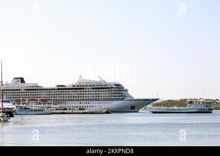 Der 228 Meter lange norwegische Kreuzer Viking Venus segelte am 21. Juli 2021 in den Hafen von Sibenik. Das ist der erste große Kreuzer, der in dieser Saison nach Sibenik segelt. Foto: Dusko Jaramaz/PIXSELL Stockfoto