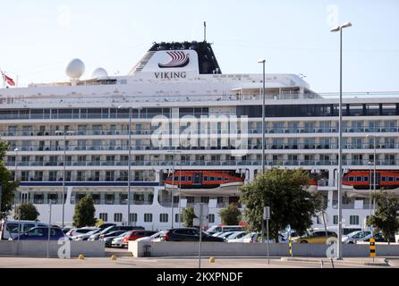 Der 228 Meter lange norwegische Kreuzer Viking Venus segelte am 21. Juli 2021 in den Hafen von Sibenik. Das ist der erste große Kreuzer, der in dieser Saison nach Sibenik segelt. Foto: Dusko Jaramaz/PIXSELL Stockfoto