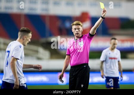 Schiedsrichter Christian Dingert zeigt am 22. Juli 2021 im Poljud-Stadion in Split, Kroatien, während der zweiten qualifizierenden Runde der UEFA Conference League zwischen Hajduk Split und Tobol die gelbe Karte. Foto: Milan Sabic/PIXSELL Stockfoto